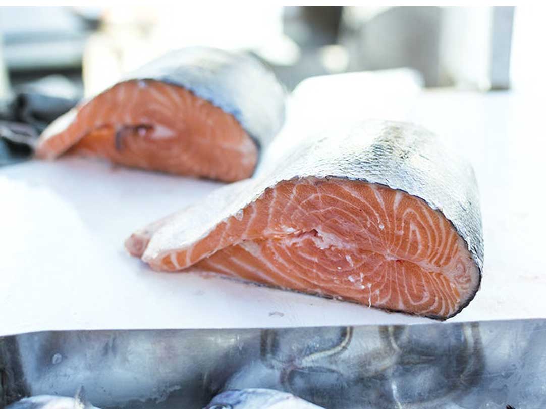 sacar espinas de pescado salmón